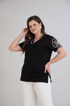 Plus‑Size V‑Hals Jersey Top Met Geborduurde Tulemouwen — Zwart