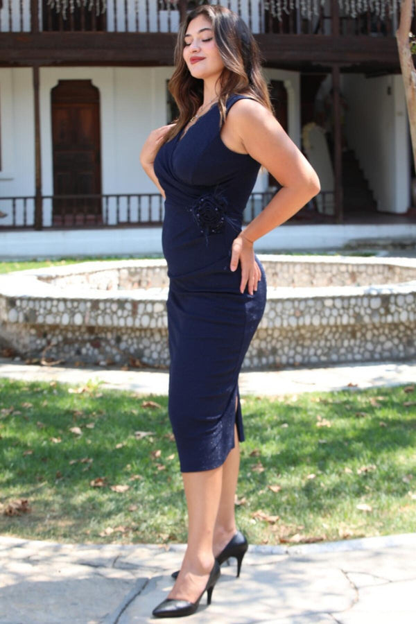 Plus - Size Mouwloze Navy Galajurk Met Bloemenbrosje In De Taille