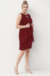 Plus - Size Korte Chiffonjurk Met Collierhalslijn — Bordeaux