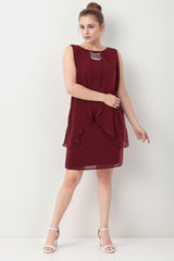 Plus - Size Korte Chiffonjurk Met Collierhalslijn — Bordeaux