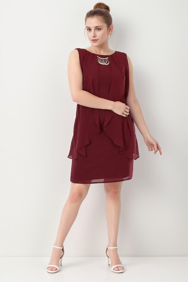 Plus - Size Korte Chiffonjurk Met Collierhalslijn — Bordeaux