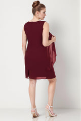 Plus - Size Korte Chiffonjurk Met Collierhalslijn — Bordeaux