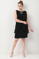 Plus - Size Korte Chiffonjurk Met Collierhalslijn — Zwart