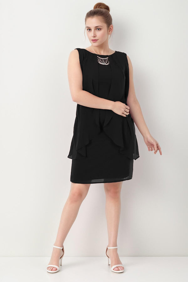 Plus - Size Korte Chiffonjurk Met Collierhalslijn — Zwart