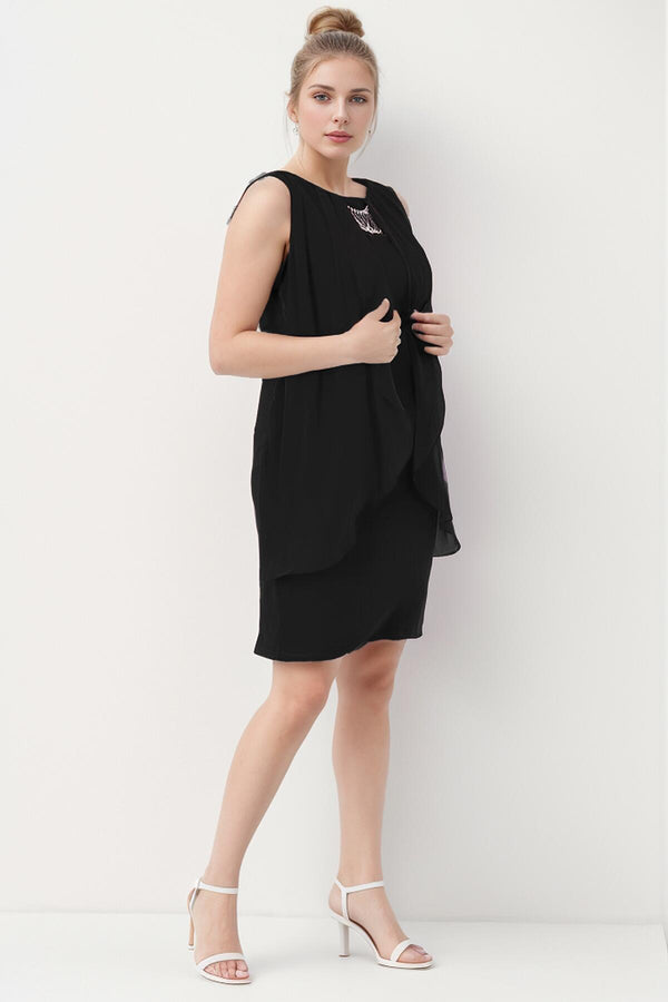 Plus - Size Korte Chiffonjurk Met Collierhalslijn — Zwart