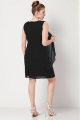Plus - Size Korte Chiffonjurk Met Collierhalslijn — Zwart