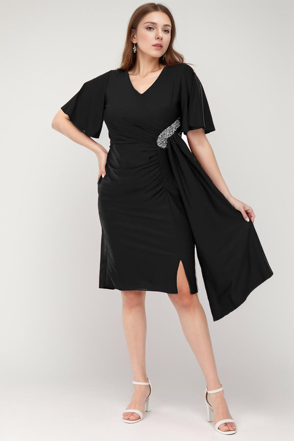 Plus - Size Satijnen Korte Jurk Met Steendetails — Zwart