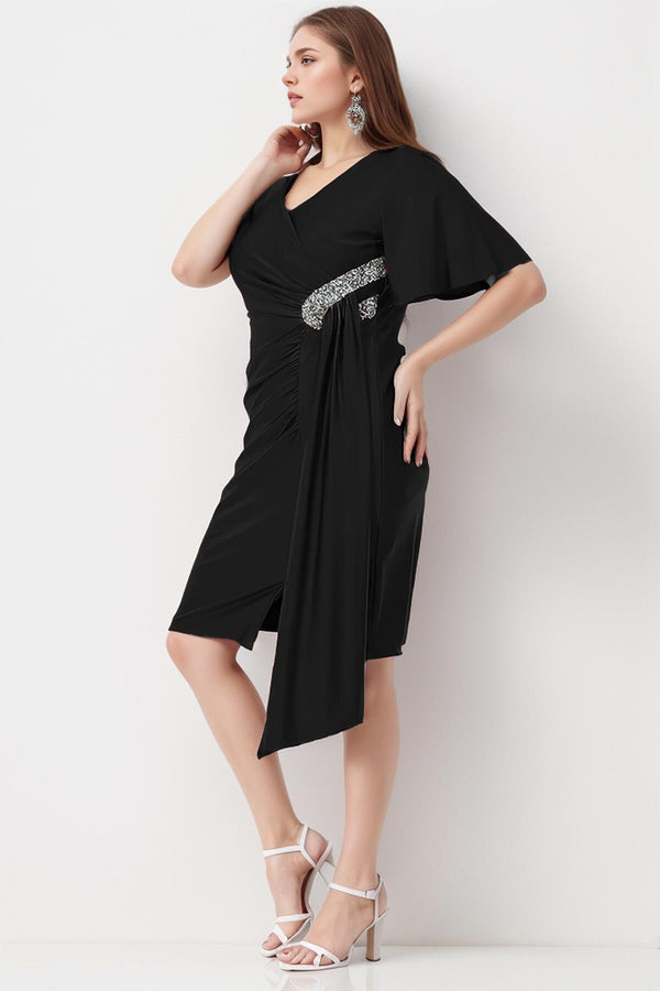 Plus - Size Satijnen Korte Jurk Met Steendetails — Zwart
