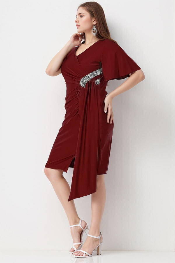 Plus - Size Satijnen Korte Jurk Met Steendetails — Bordeaux