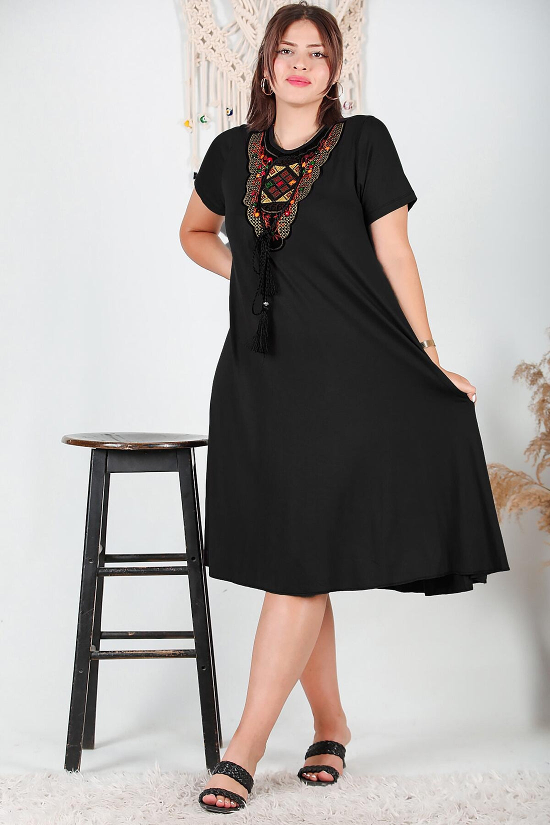 Plus - Size Jurk Met Authentieke Kraag — Zwart