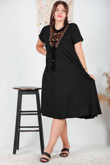 Plus - Size Jurk Met Authentieke Kraag — Zwart