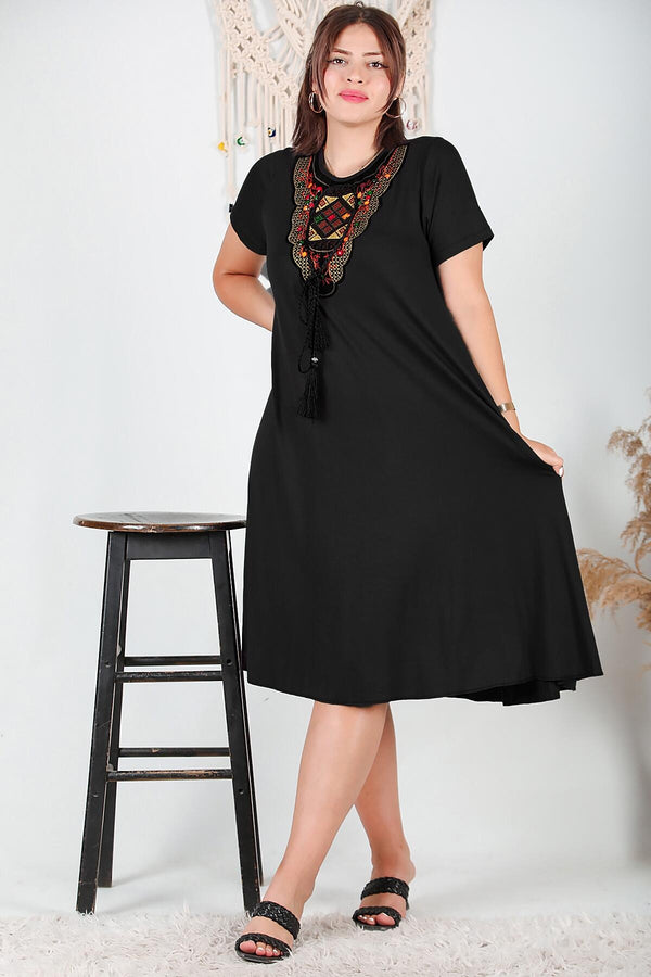 Plus - Size Jurk Met Authentieke Kraag — Zwart