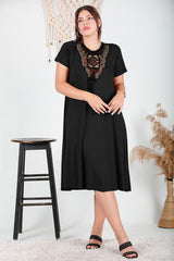 Plus - Size Jurk Met Authentieke Kraag — Zwart