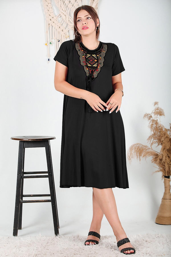 Plus - Size Jurk Met Authentieke Kraag — Zwart