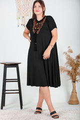 Plus - Size Jurk Met Authentieke Kraag — Zwart