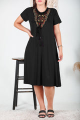 Plus - Size Jurk Met Authentieke Kraag — Zwart