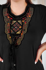 Plus - Size Jurk Met Authentieke Kraag — Zwart