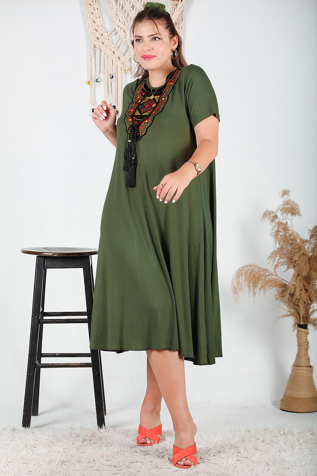 Plus - Size Jurk Met Authentieke Kraag — Khaki
