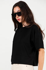 T - Shirt Mit Rundhalsausschnitt Und Seitlichem Schlitz – Schwarz
