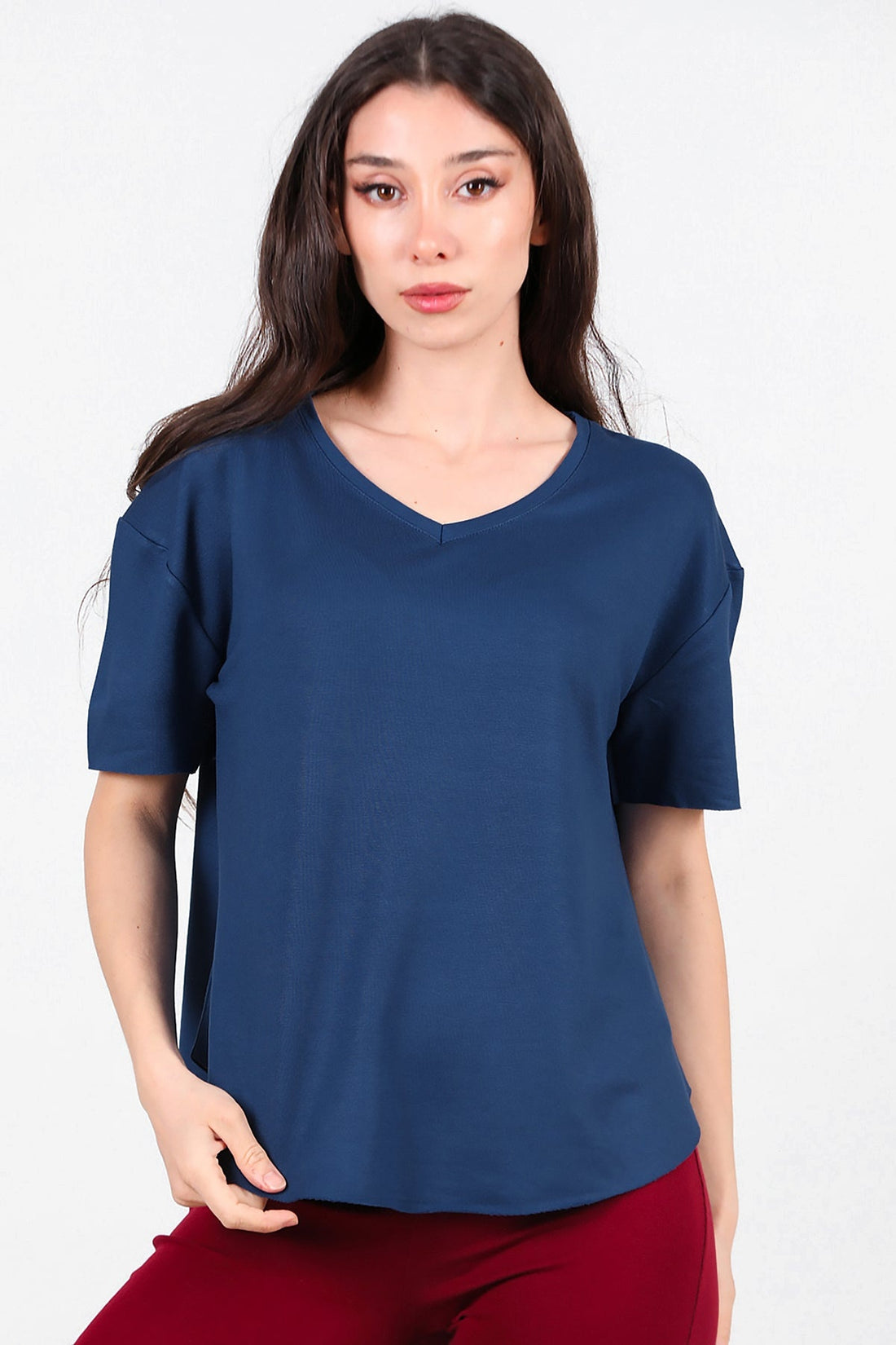T - Shirt Met V - Hals En Afgeronde Zoom — Marineblauw