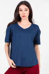 T - Shirt Met V - Hals En Afgeronde Zoom — Marineblauw