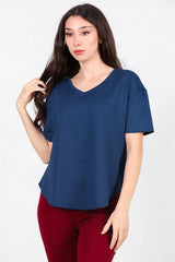 T - Shirt Met V - Hals En Afgeronde Zoom — Marineblauw