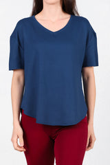 T - Shirt Met V - Hals En Afgeronde Zoom — Marineblauw