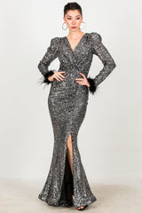 Langes Pailletten - Abendkleid Mit Fedrigen Ärmelbündchen — Silber