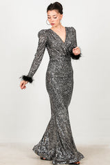 Langes Pailletten - Abendkleid Mit Fedrigen Ärmelbündchen — Silber
