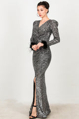 Langes Pailletten - Abendkleid Mit Fedrigen Ärmelbündchen — Silber