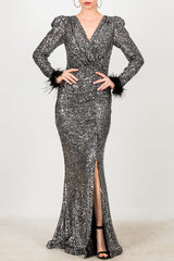 Langes Pailletten - Abendkleid Mit Fedrigen Ärmelbündchen — Silber