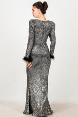 Langes Pailletten - Abendkleid Mit Fedrigen Ärmelbündchen — Silber