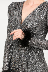 Langes Pailletten - Abendkleid Mit Fedrigen Ärmelbündchen — Silber