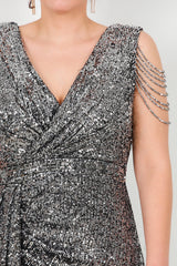 Plus - Size Lange Paillettenjurk Met Schouderketting — Zilver