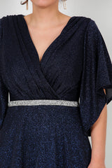 Avondjurk In Grote Maten Met Stenen Band In Taille — Marineblauw