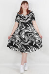 Plus - Size Gedessineerde Jurk — Multicolor