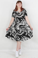 Plus - Size Gedessineerde Jurk — Multicolor