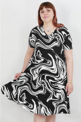 Plus - Size Gedessineerde Jurk — Multicolor