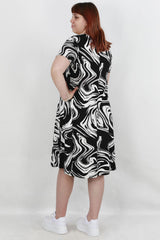 Plus - Size Gedessineerde Jurk — Multicolor