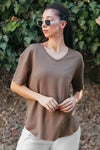 T‑Shirt Met Ovalen Zoom En V‑Hals – Bruin