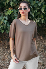 T‑Shirt Met Ovalen Zoom En V‑Hals – Bruin