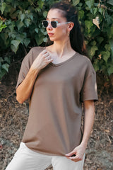 T‑Shirt Met Ovalen Zoom En V‑Hals – Bruin