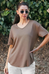 T‑Shirt Met Ovalen Zoom En V‑Hals – Bruin