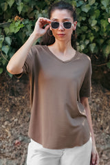 T‑Shirt Met Ovalen Zoom En V‑Hals – Bruin