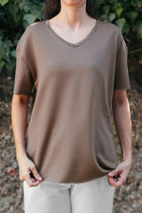 T‑Shirt Met Ovalen Zoom En V‑Hals – Bruin