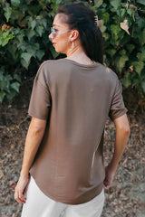 T‑Shirt Met Ovalen Zoom En V‑Hals – Bruin