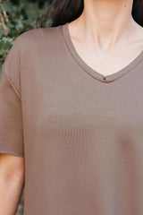 T‑Shirt Met Ovalen Zoom En V‑Hals – Bruin
