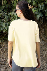 T‑Shirt Met Ovalen Zoom En V‑Hals – Geel