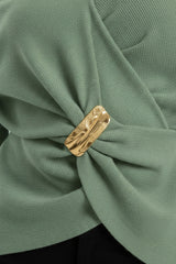 Glamour Blouse Met Sjaalkraag En Accessoiredetail — Lichtgroen