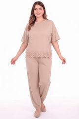Plus‑Size Tweedelige Set Met Kantdetail — Beige